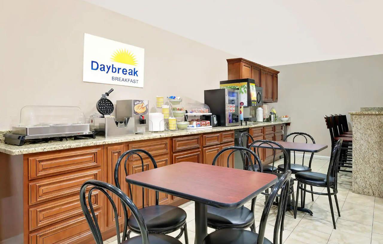 Days Inn By Wyndham Savannah Buitenkant foto